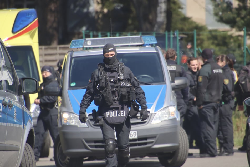 Schwer bewaffnete Polizeieinheiten rückten am Donnerstag im Dörfchen Spreetal ein.