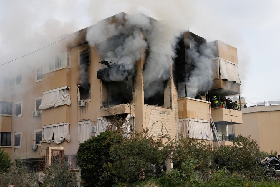 Rettungskräfte inspizieren eine Wohnung, die bei einem israelischen Luftangriff beschädigt wurde. Dichter Rauch füllt das Gebäude in der südlichen Hafenstadt Sidon.