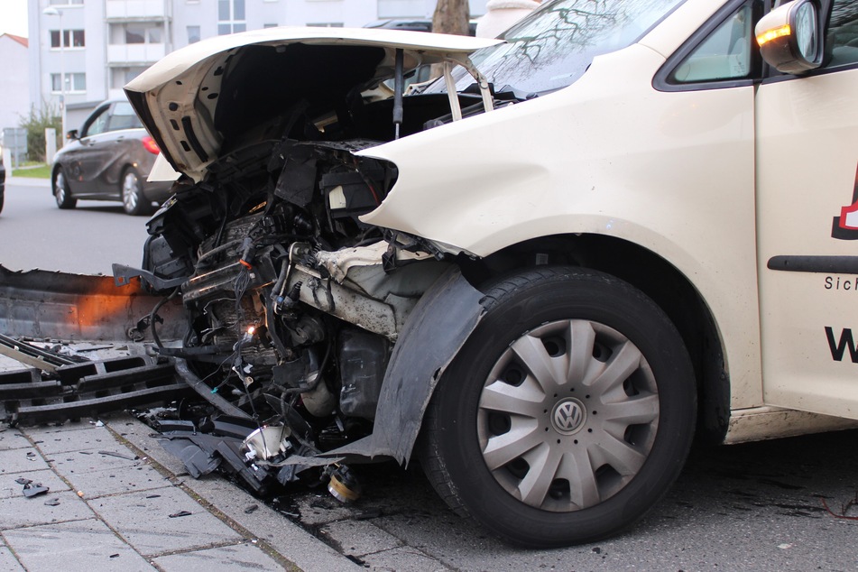 Auch das Taxi wurde bei dem Crash auf der Berliner Straße stark in Mitleidenschaft gezogen.
