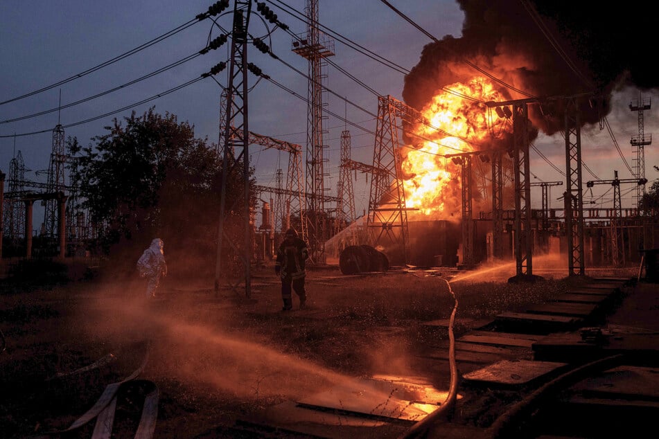 Rettungskräfte löschen ein Feuer in einem brennenden Umspannwerk, das von einem russischen Angriff in der Region Dnipropetrowsk getroffen wurde.