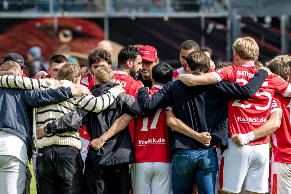 Tolga Cigerci schwört nach Abpfiff das Team im Kreis ein.