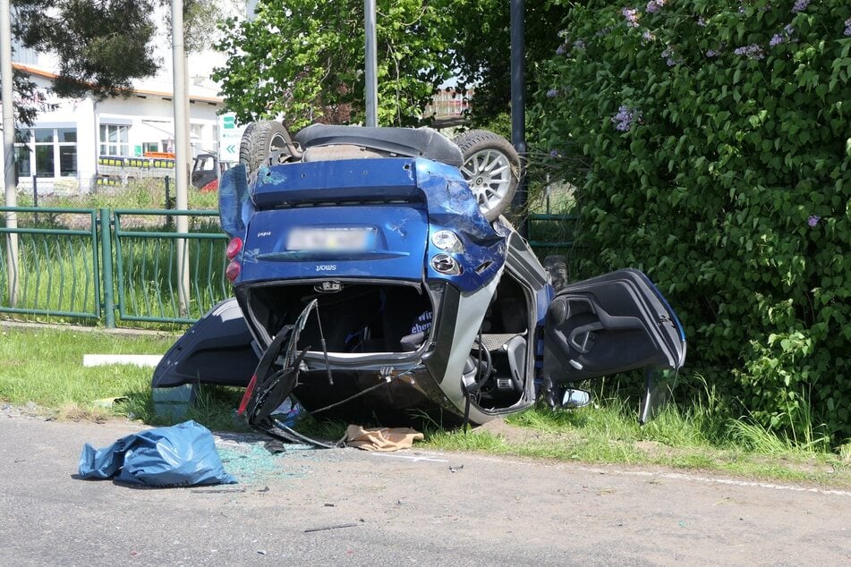 Der Smart überschlug sich bei dem Unfall.