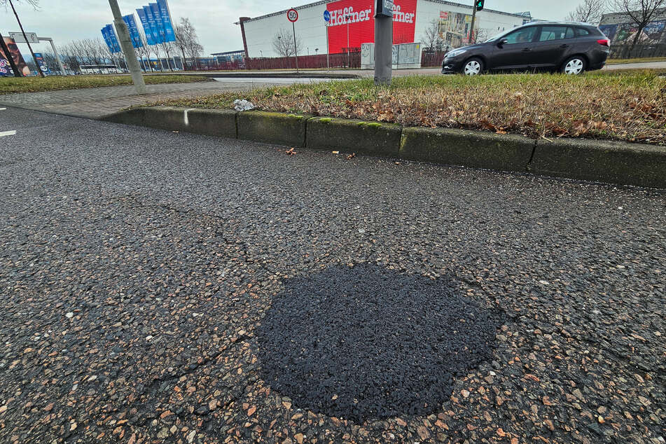 Endlich wurde das Schlagloch mit Asphalt verfüllt.