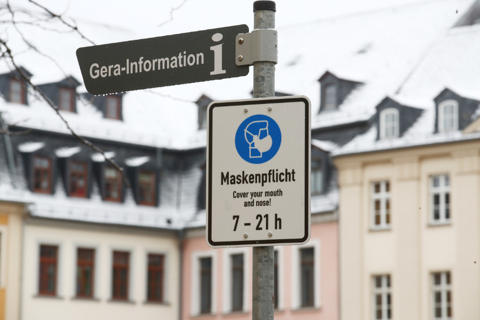 Ein Hinweisschild zur Maskenpflicht steht am Marktplatz in der Innenstadt. Wegen der sinkenden Infektionszahlen wird es nun wieder entfernt.