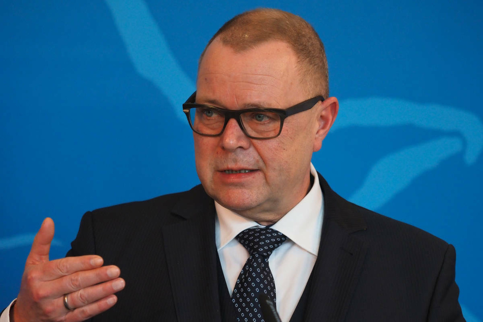 Brandenburgs Innenminister Michael Stübgen (62, CDU) hat angekündigt, unangemeldete Demonstrationen von der Polizei auflösen zu lassen und Demonstranten, die Polizeikräfte attackieren, mit klaren Konsequenzen gedroht.