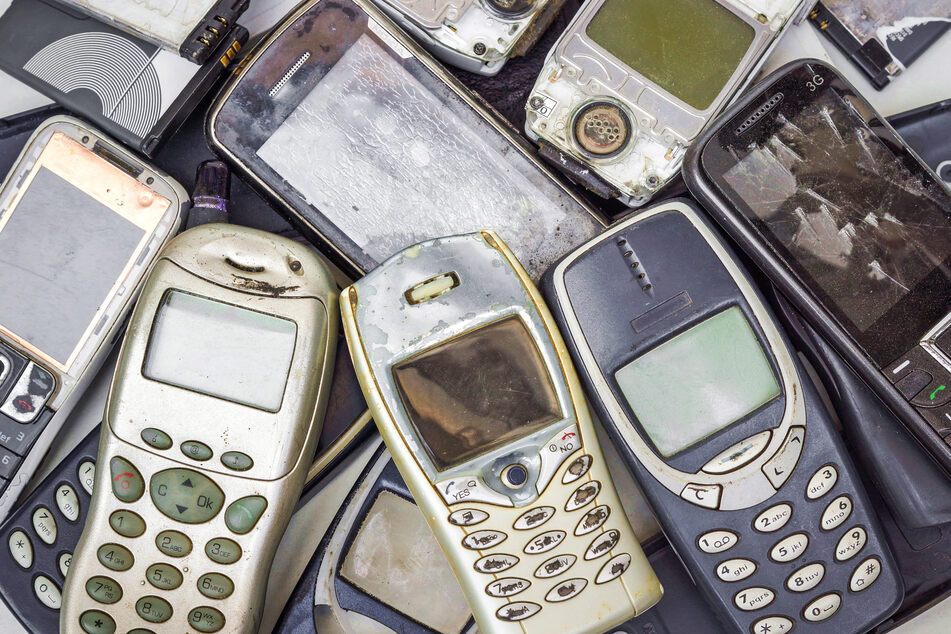 Kaputte Handys wegwerfen? Einzelteile, allen voran Metalle, können verwertet werden.