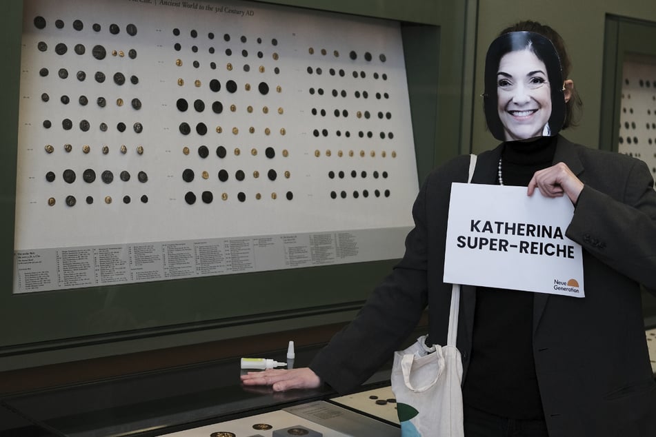 Aktivistin Joyce Fiedler mit Reiche-Maske klebte sich im Bode-Museum fest.