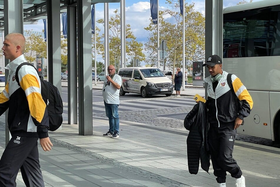 Dmytro Bohdanov (l.) ist erstmals nach seiner Sperre wieder mit von der Partie, hinter ihm betritt Oliver Batista Meier den Flughafen.