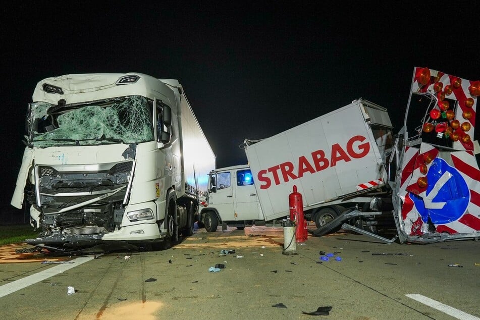 Trotz des starken Aufpralls kam der Fahrer mit leichten Verletzungen davon.