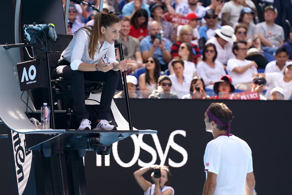 Australian Open, Einzel, Herren, Viertelfinale, Federer (Schweiz) - Sandgren (USA). Die vorsitzende Schiedsrichterin Marijana Veljovic (l) spricht mit Roger Federer, nachdem er einen Code-Verstoß erhalten hatte.