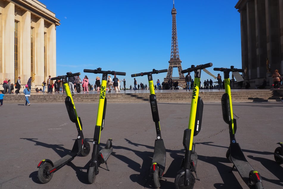 Dieser Anblick dürfte ab September der Vergangenheit angehören: E-Roller vor dem Eiffelturm in Paris.