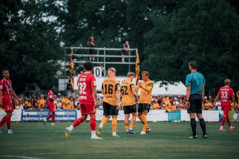 Dynamo Dresden führt zur Halbzeit dank des Treffers von Nico Künzel (Nummer 52) mit 1:0 gegen Hessen Kassel.