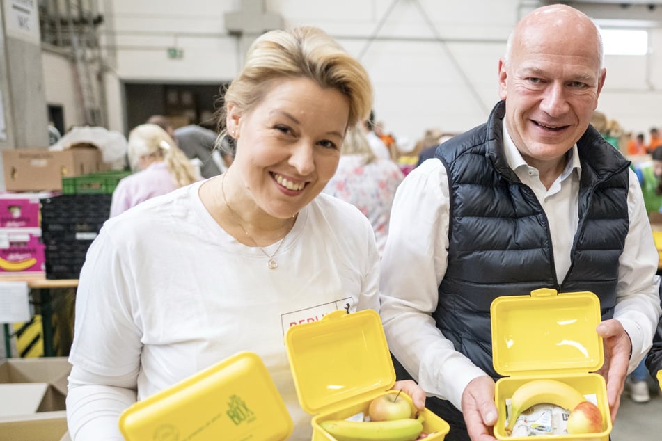 Der Teller von Kai Wegner (53, CDU, r.) wird an Weihnachten etwas voller als bei der Bio-Brotbox-Aktion für Schulkinder.