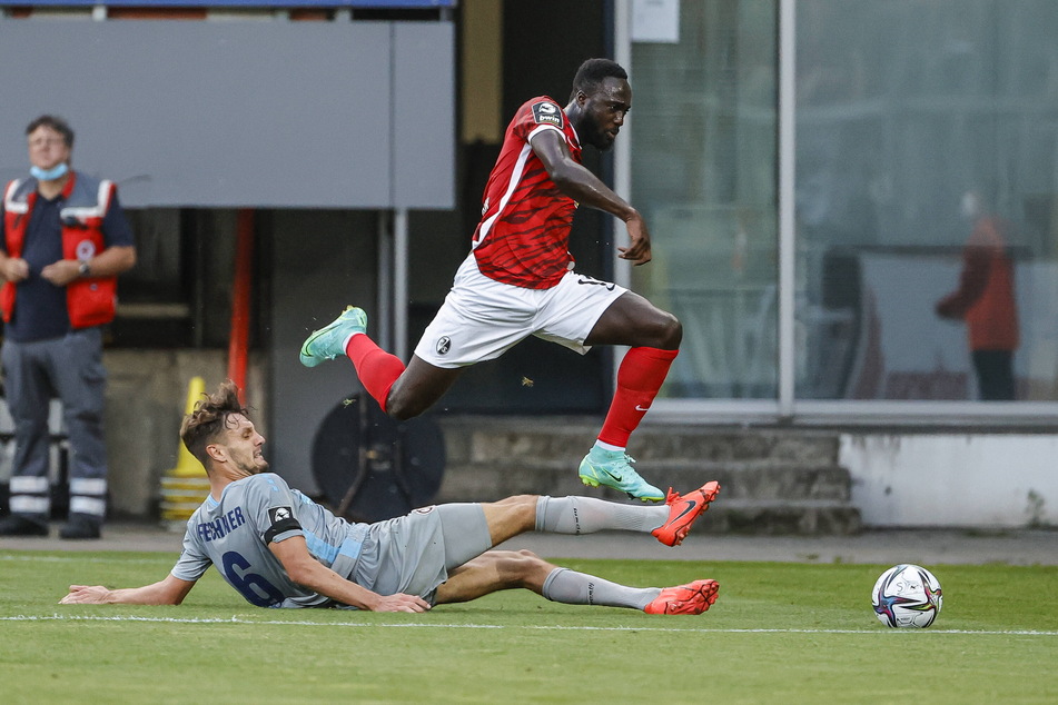 Vergangene Saison spielte Raphael Assibey-Mensah (23, o.) noch im Freiburg-Trikot. Beim Wiedersehen könnte es mit der Startelf klappen.