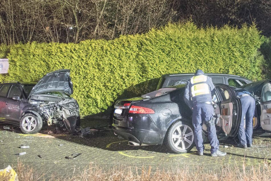 Beamte der Polizei durchsuchen den Jaguar des 39-jährigen Unfallfahrers.