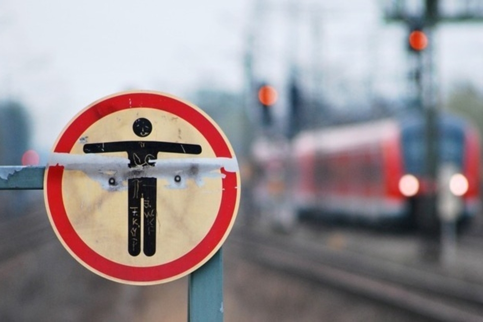Ein Mann (26) begab sich an einem Bahnübergang in Riem in Lebensgefahr. (Symbolbild)