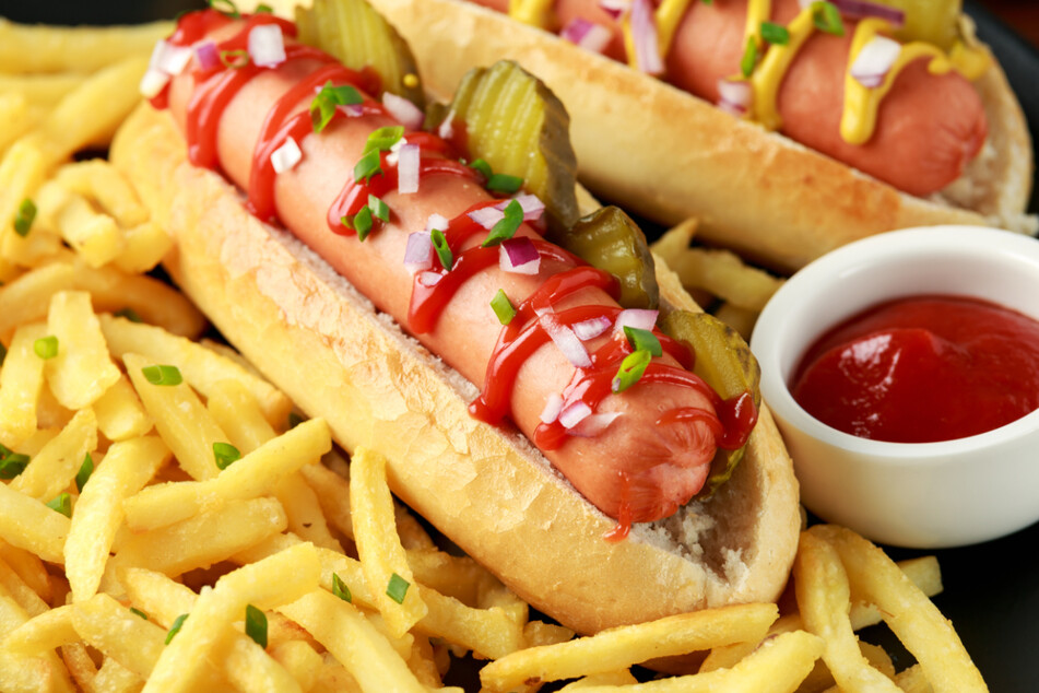 Hotdogs, Pommes und Getränke kosten normalerweise nicht eine fünfstellige Summe. (Symbolbild)