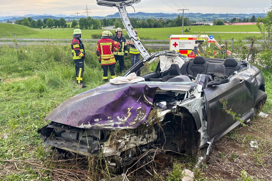 Das Wrack des BMWs liegt völlig demoliert auf der Anhöhe an der A7.