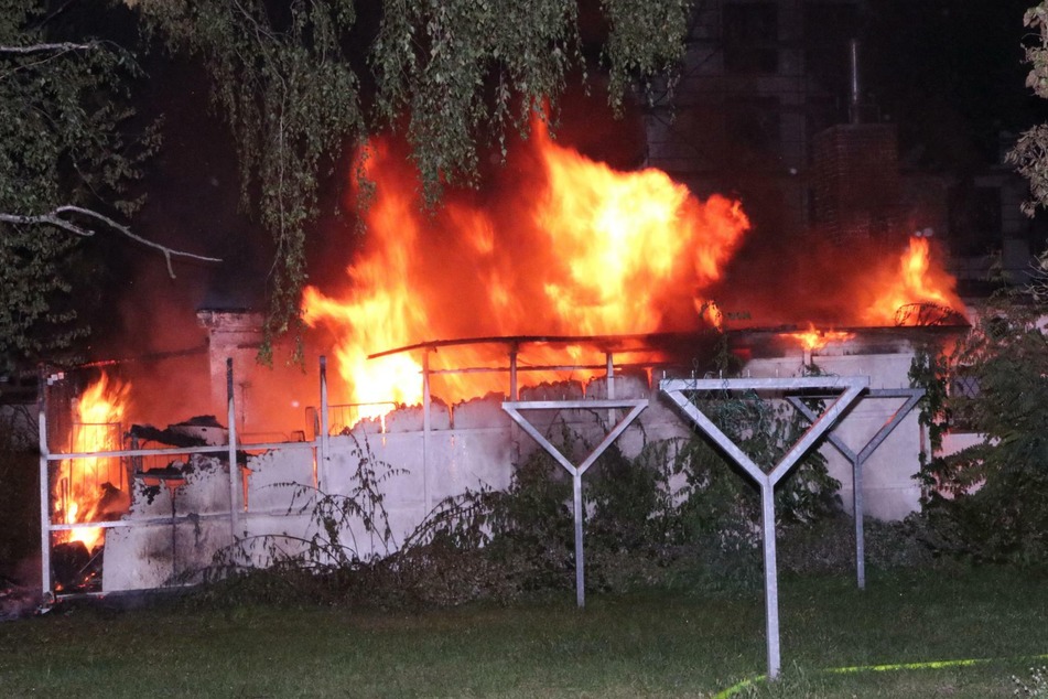 Die extrem hoch schlagenden Flammen waren schon aus weiter Entfernung zu sehen.