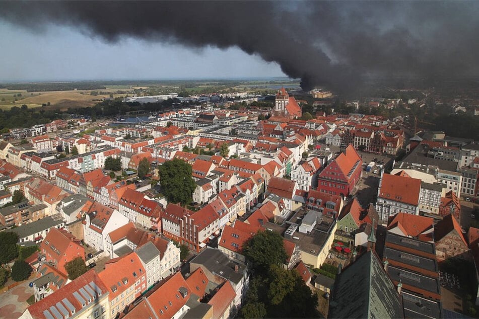 Die Rauchwolke war weithin über die Stadt sichtbar.