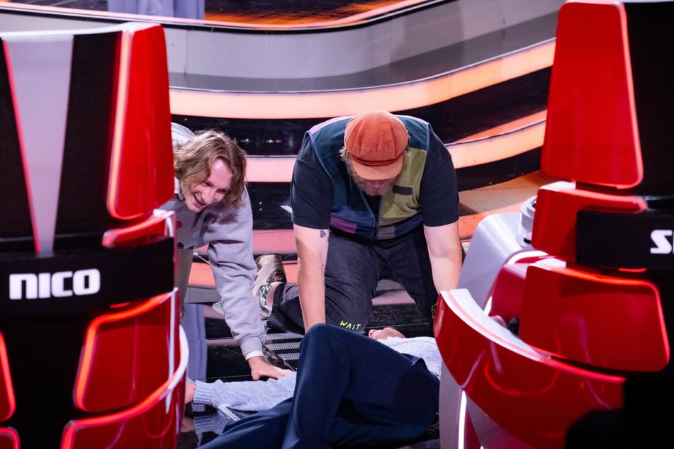 Nico Santos (32) ist nach dem Schock am Boden.