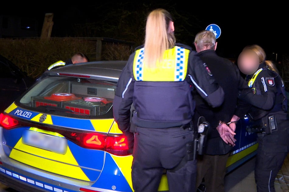 Ein Mann verletzte seine Frau schwer mit einem Messer.