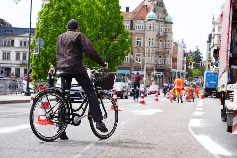 Jetzt müssen sich Fahrradfahrer in den Autoverkehr einreihen.