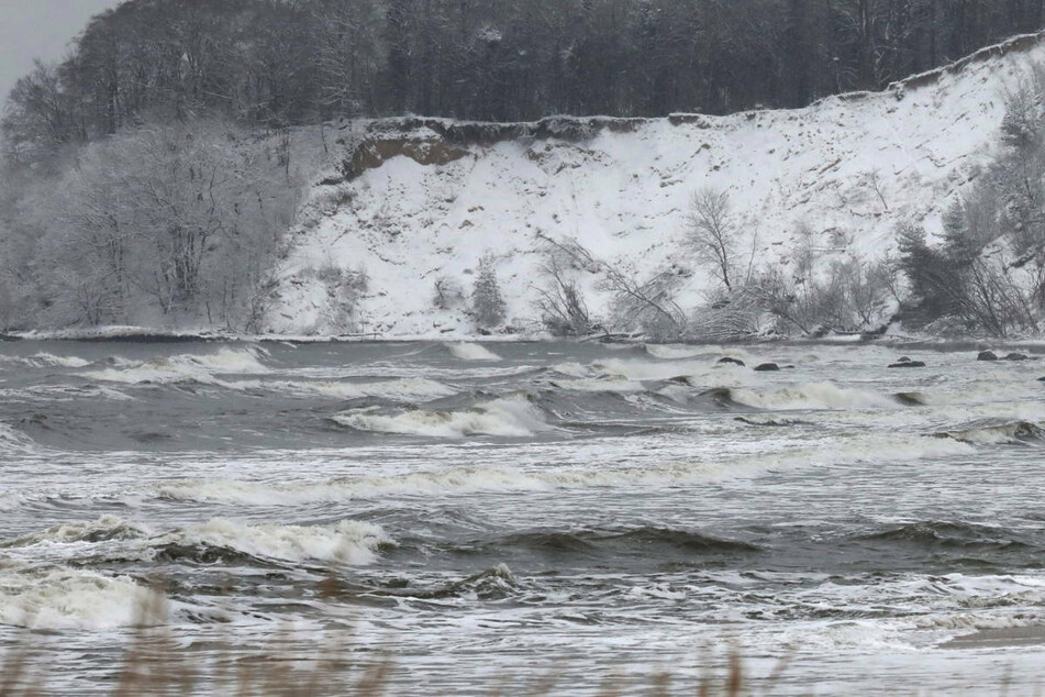 Am Dienstag mussten Rettungskräfte einen Jungen aus der eiskalten Ostsee bergen, der beim Herumklettern auf Eisschollen ins Wasser gefallen war. (Symbolfoto)