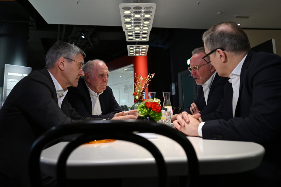 Bayern-Präsident Herbert Heiner (69, v.l.n.r.), Ex-Präsident Uli Hoeneß (72), Ex-Vorstand Karl-Heinz Rummenigge (68) und Vorstand Jan-Christian Dreesen (56) besprechen sich.