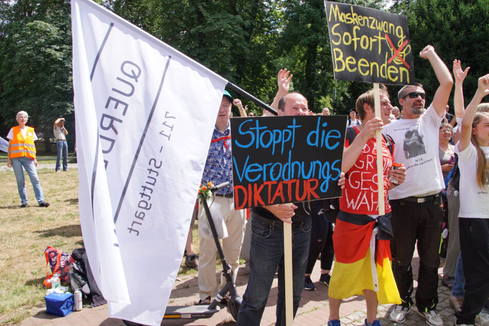 "Querdenken"-Demonstranten in Stuttgart.