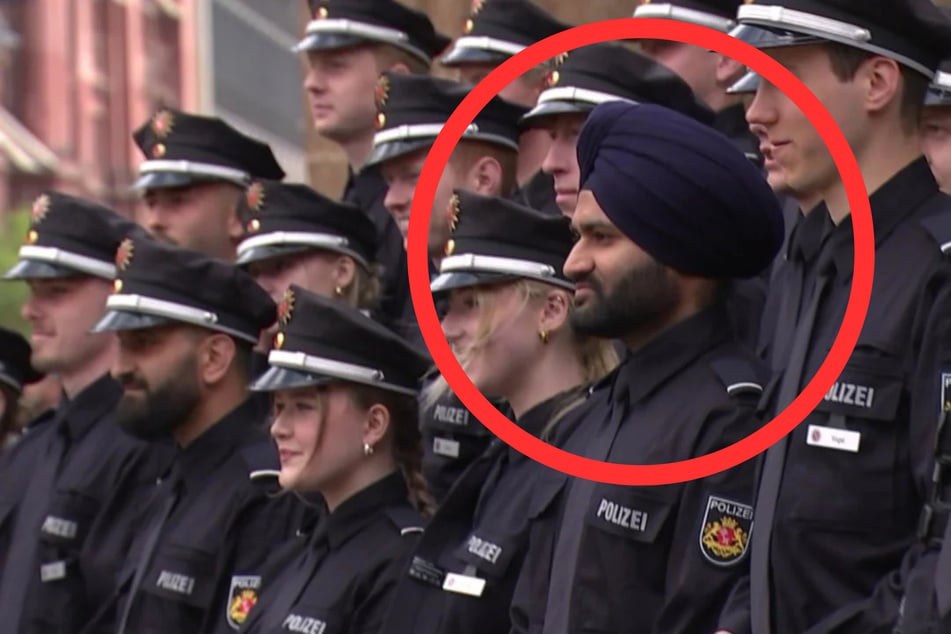 Bei der Vereidigung in Bremen fiel Polizeianwärter Jaspinder Singh (21) mit seinem Turban zwischen seinen Kollegen auf.