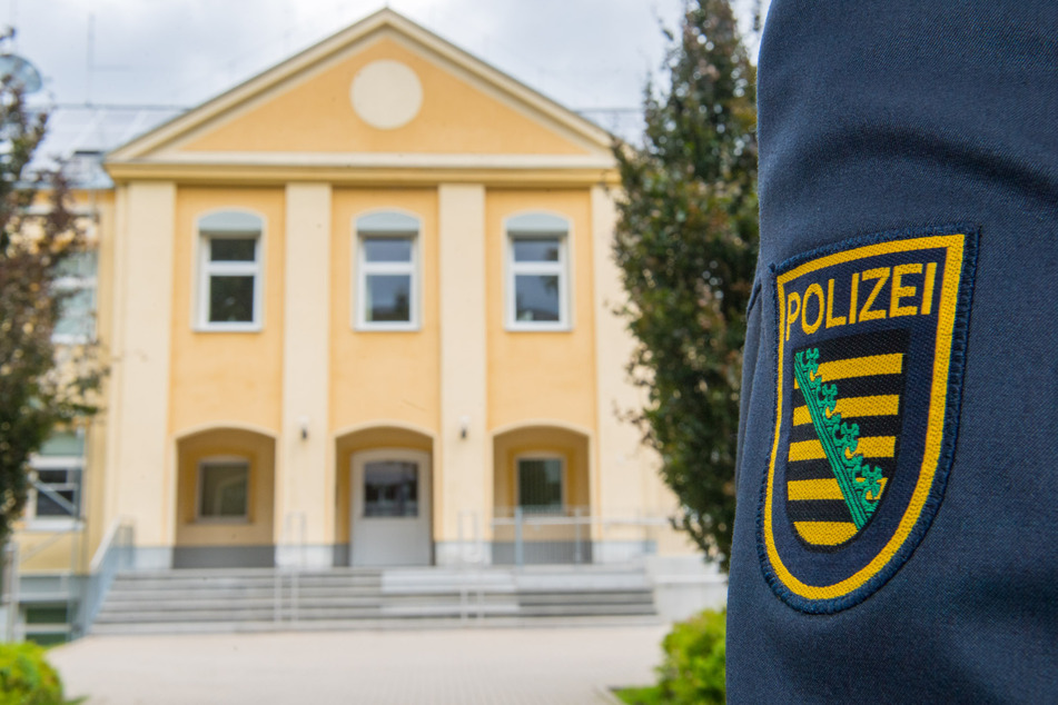 Die Polizeischule Schneeberg ist untergebracht in der ehemaligen Kaserne der Bundeswehr. Als kleine Außenstelle gestartet ist sie zur größten Polizeischule in Sachsen gewachsen.