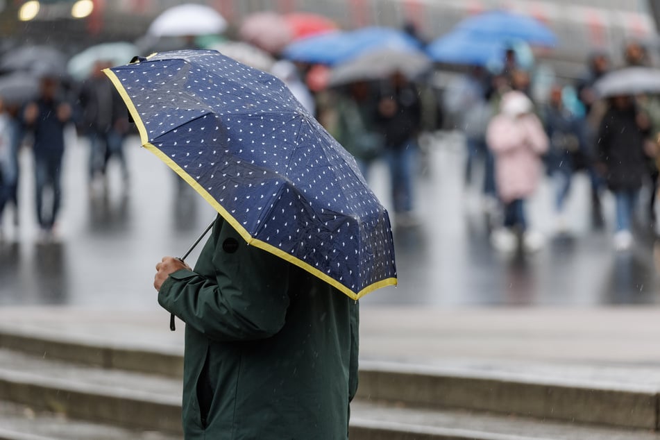 In der neuen Woche sollten die Menschen in Sachsen immer einen Regenschirm bereithalten. (Symbolbild)
