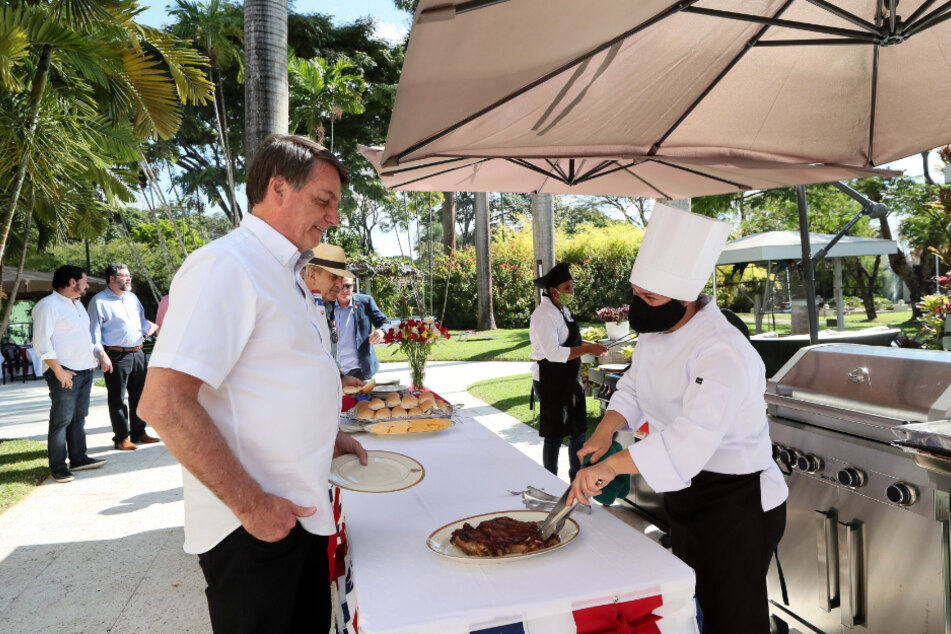 Jair Bolsonaro (l), Präsident von Brasilien, nimmt an einem Essen anlässlich des amerikanischen Unabhängigkeitstages in der US-Botschaft teil.