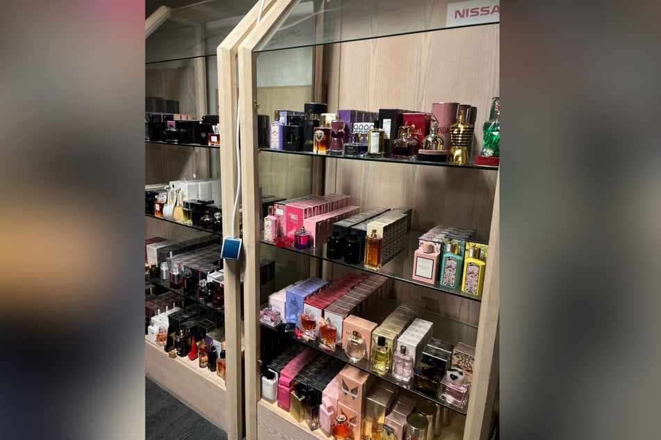 In dem Lager befinden sich neben Klamotten auch eine Menge gefälschter Parfums.