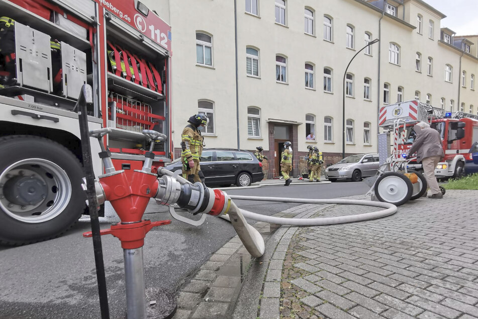 Mit einer Drehleiter und mehreren Einsatzfahrzeugen rückte die Feuerwehr an.