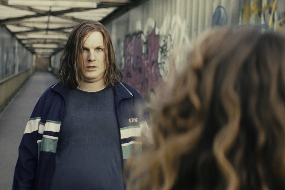 Dennis und Merle stehen sich gegenüber.