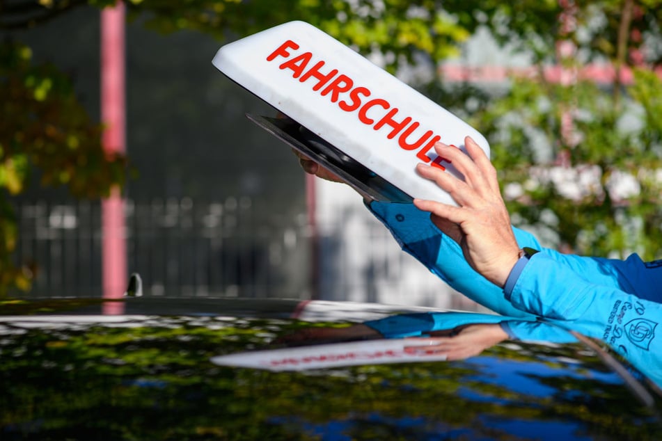 Fahrlehrer dürfen Pflichtstunden nur mit gültiger Lizenz geben.