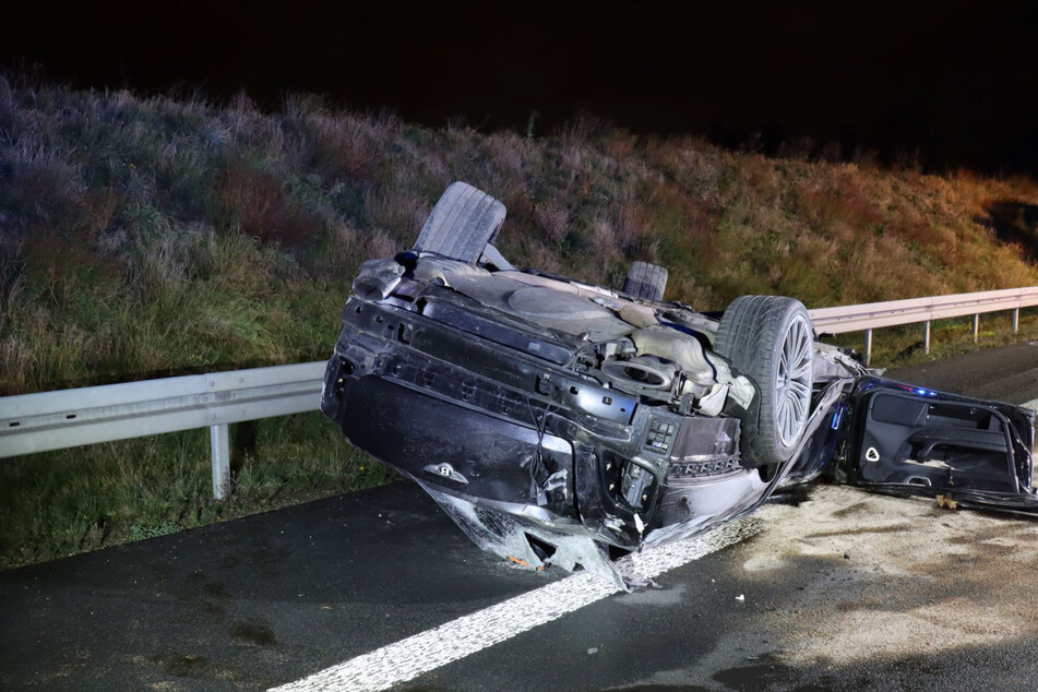 Heftiger Unfall auf der A52: Bentley kracht in Schutzmauer - Beifahrer (33) stirbt