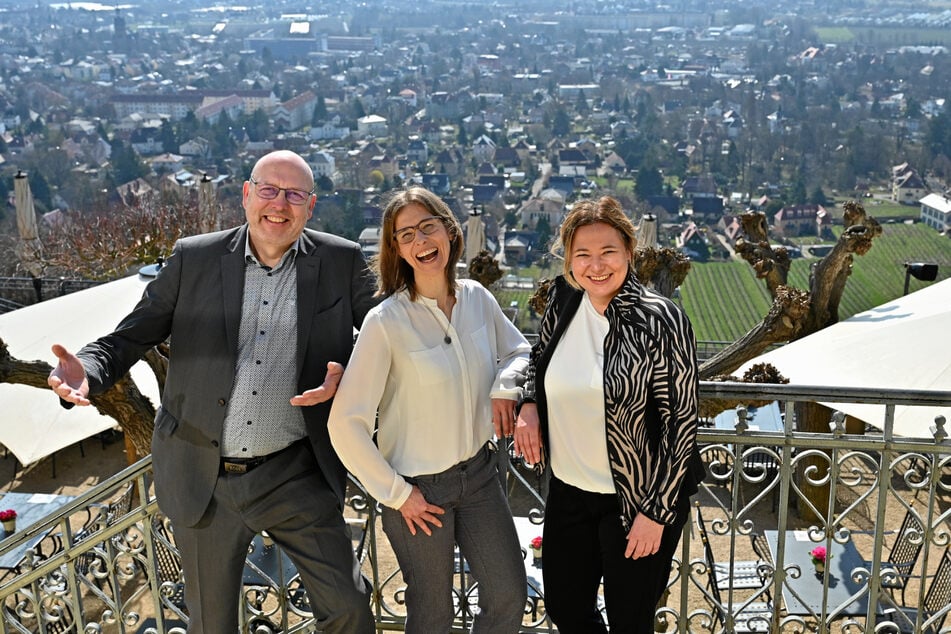 Olaf Raschke (63), Sindy Vogel (43, M.) und Corinne Miseer (49) feiern 35 Jahre Tourismusverband Elbland Dresden.