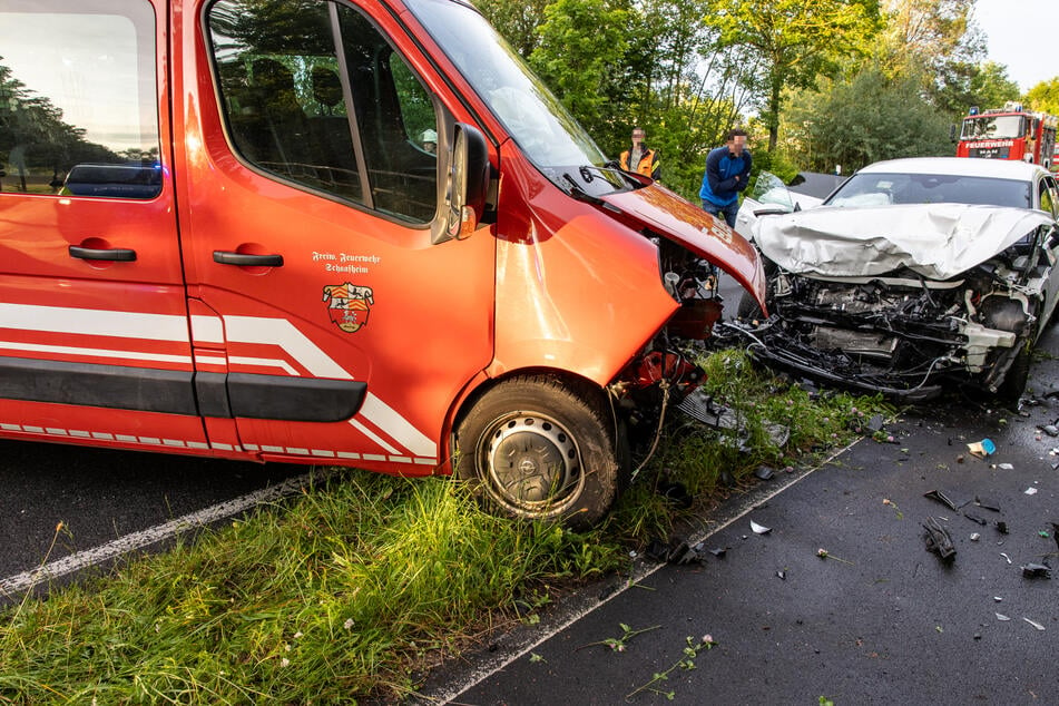 VW kracht frontal in Feuerwehrauto: sechs Personen teils schwer verletzt