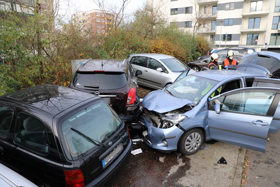 Rentner auf Parkplatz: "Wie von Teufelshand gesteuert" - vier Autos beschädigt