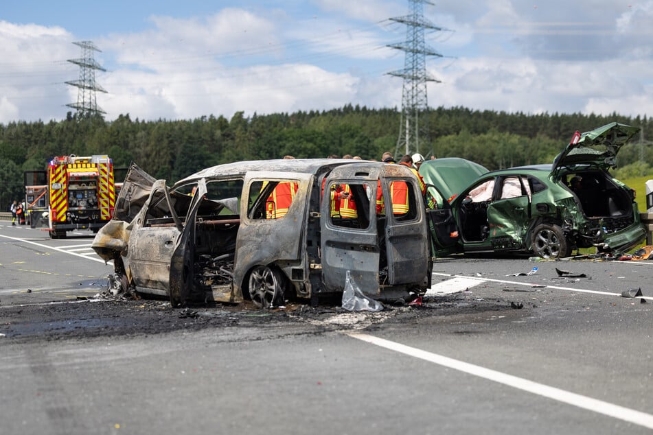 Horror-Crash im Ilm-Kreis: Auto brennt, Frau stirbt, sechs Menschen verletzt
