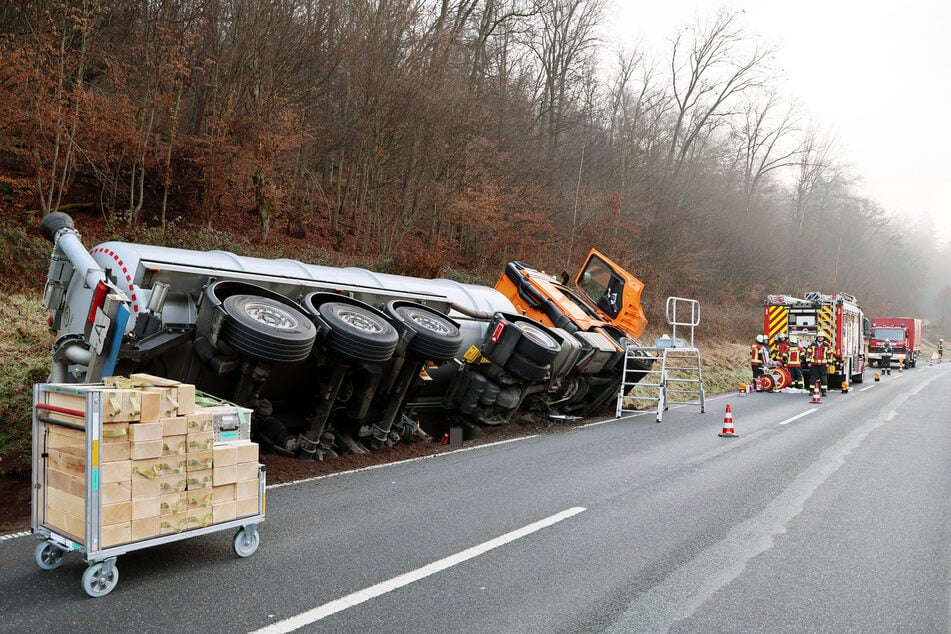Ein mit Blutwasser beladener Lkw kippte auf der Staatsstraße 521 um.