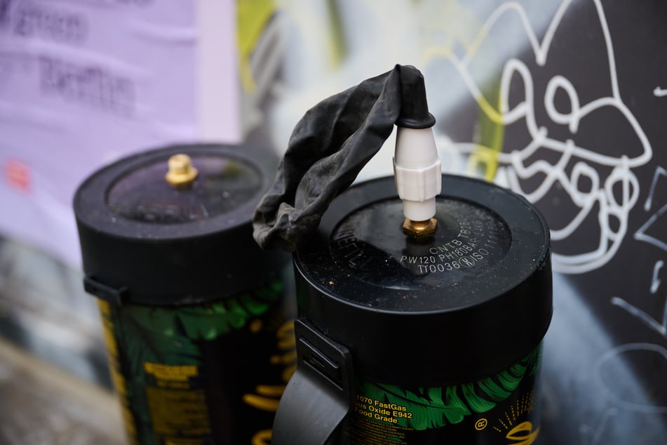Brandgefährlich: Lachgas-Flaschen wie diese lassen sich problemlos an Berliner Spätis erwerben. (Symbolfoto)