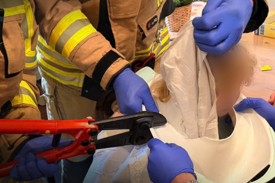 Mit schwerem Gerät und mit äußerster Vorsicht befreiten die Feuerwehrmänner das Mädchen aus seiner misslichen Lage.