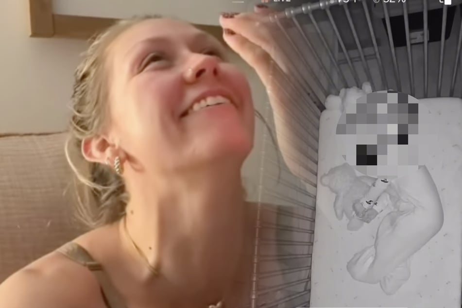 Madre revisa el monitor de bebé: lo que ve le hace derramar lágrimas de risa