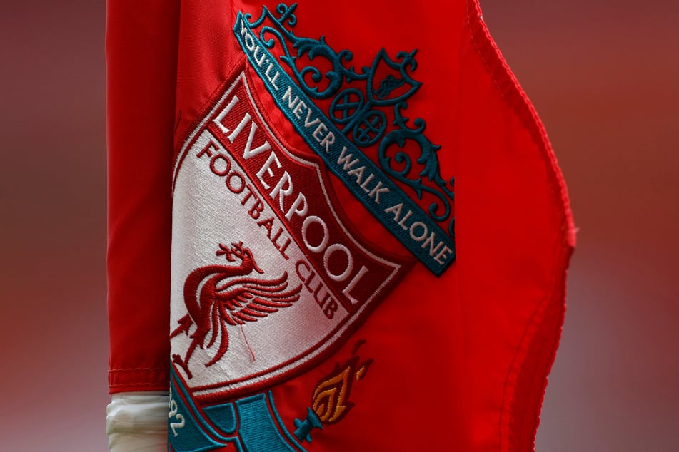 Der Champions-League-Auftakt des FC Liverpool wird von einem schlimmen Unfall überschattet. Der Klub aus England spielt mit Trauerflor.