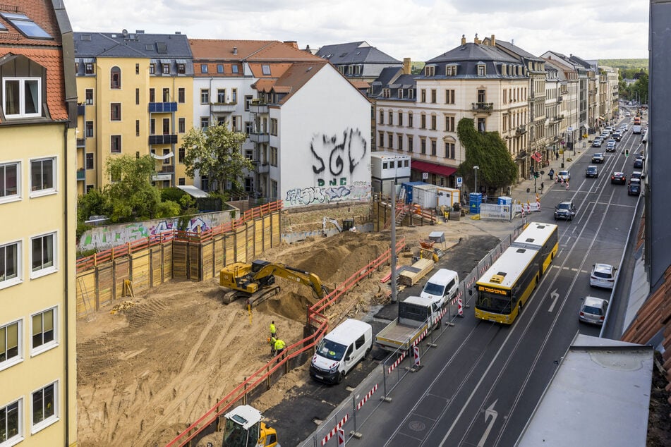 Hier wird ein Mehrfamilienhaus mit Tiefgarage gebaut: Blick auf die Baugrube an der Bautzner Straße.