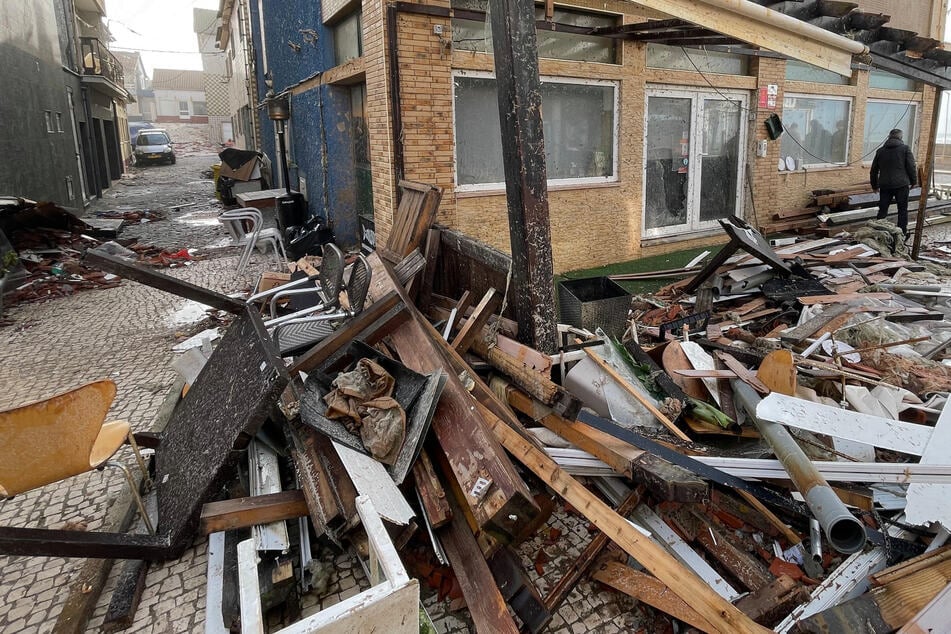 Nach Chaos-Sturm "Kristin": Männer sterben bei Dach-Arbeiten